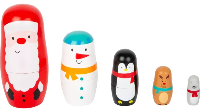 Moderné poňatie matriošiek, kde najmenší kúsok vždy zapadá do väčšieho. 5-dielna súprava pozostáva z medvedíka, soba, tučniaka a snehuliaka, ktorí sa všetci vojdú do bruška monumentálneho červeného Santa Clausa s dlhou bielou bradou.