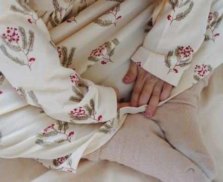 Detské vianočné šaty s motívom červenej jarabiny s ihličím, podklad smotanový, jemne riasená sukňa, prestrihnutý pás.