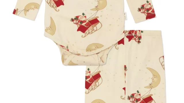 Dvojdielne detské pyžamko pozostáva z body s dlhým rukávom a dlhých nohavíc. Smotanový podklad s potlačou Santa Clausa na saniach, ktoré ťahá mesiačik.